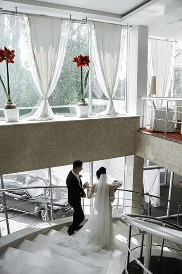 Жених и невеста спускаются по лестнице