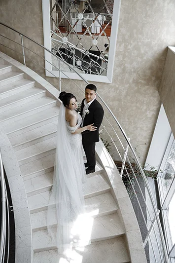 Жених и невеста на леснице съемка сверху