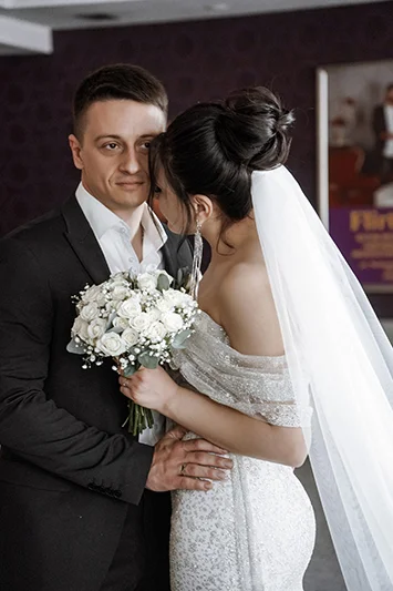 Жених и невеста с букетом