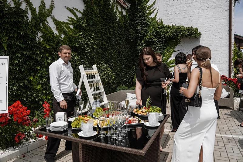 Свадьба ресторан стол с бокалами и закусками