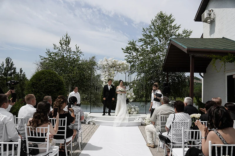 Жених и невеста на площадке