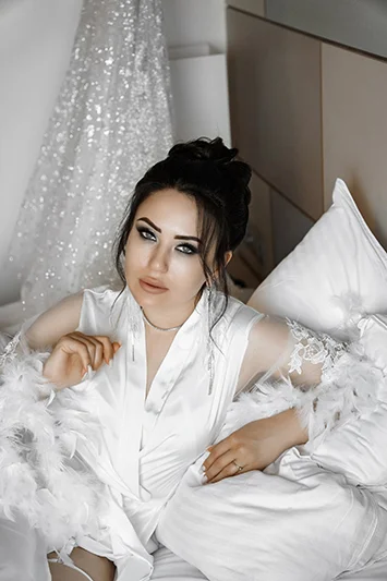 Свадьба в парке снимает дружка