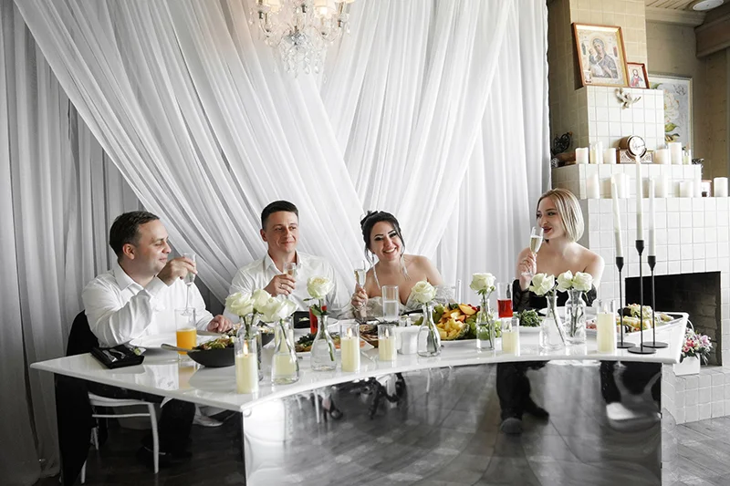Жених и невеста за столом