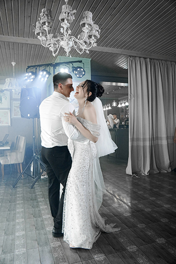 Жених и невеста на леснице съемка сверху