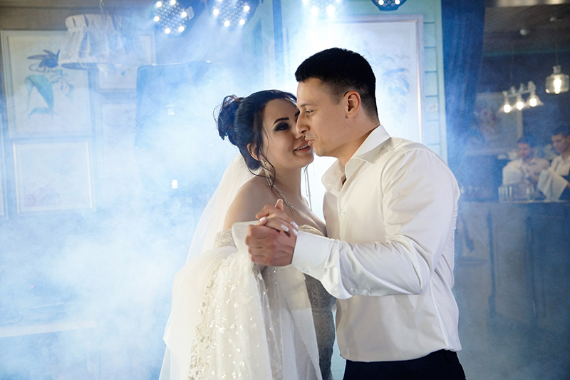 Жених и невеста на площадке