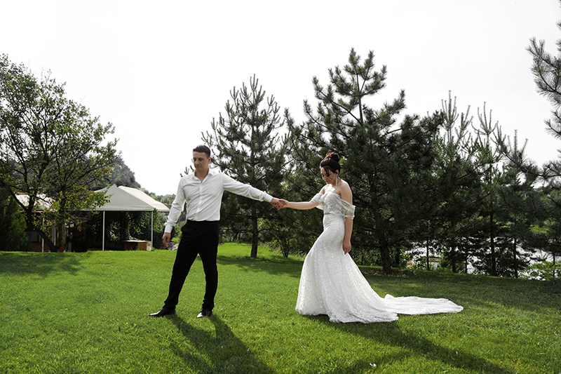 Жених и невеста за столом