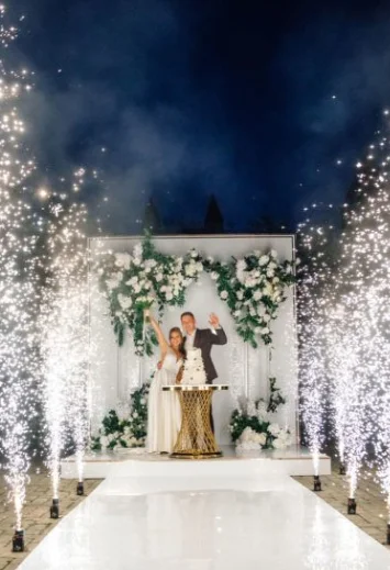 Дорожка огней и фейерверки — выход пары