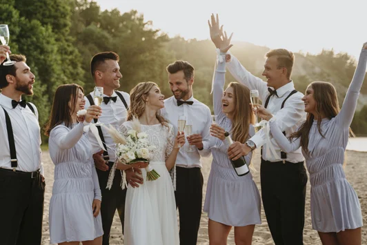 Жених, невеста и гости у озера