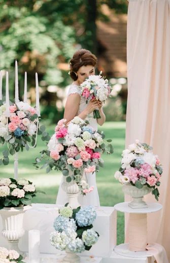 Невеста с букетом на церемонии