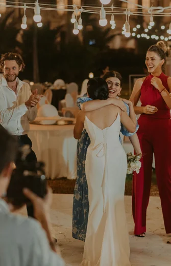 Невеста встречает гостей на свадьбе