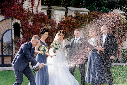 Гости наливают шампанское