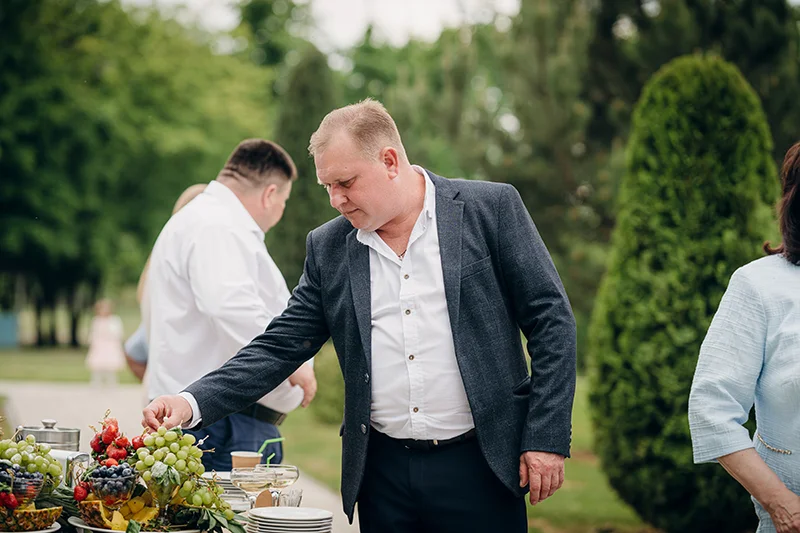 Свадьба на природе. Фуршет на лужайке