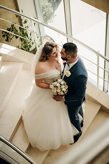 Невеста и жених поднимаются по лестнице