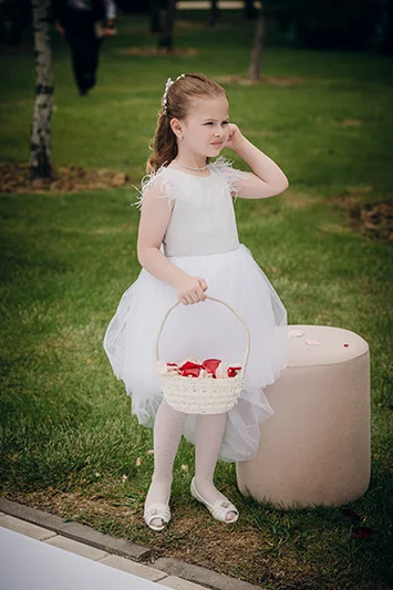 Девушка с корзинкой лепестков цветов