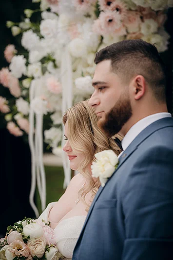 Жених и невеста на цветочной арке