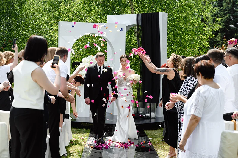 Свадебный стол жениха и невесты украшен живыми цветами