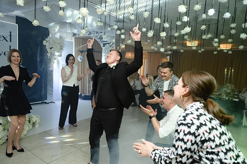 Жених танцует на банкете