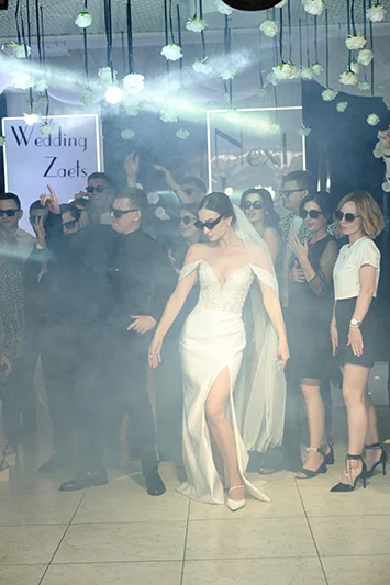 Жених и невеста в солнце защитных очках