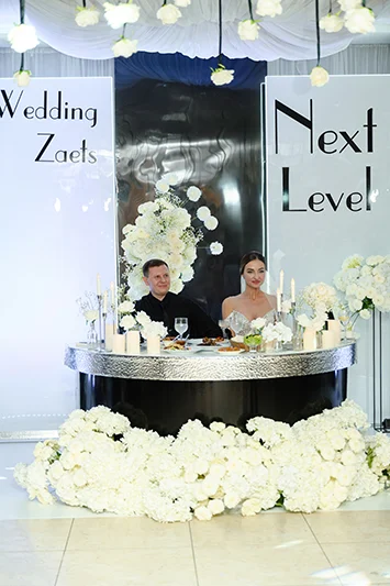 На жениха иневесту бросают лепестки роз