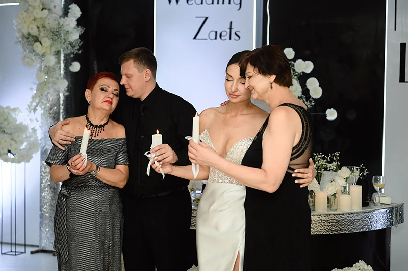 Жених и невеста с мамами