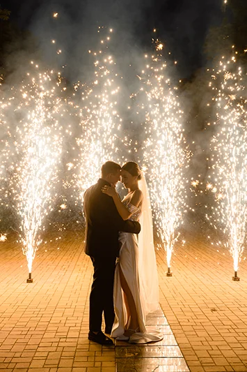 Жених и невеста танцуют на фоне фейерверка