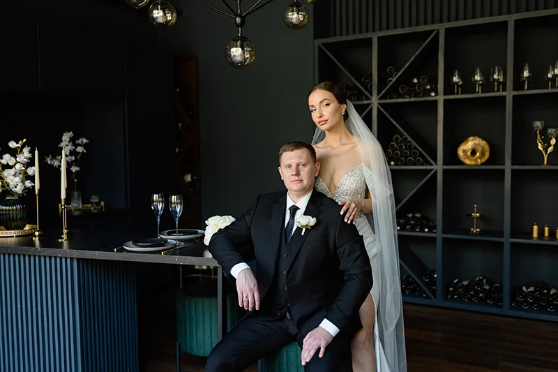 Жених и невеста в стильном интерьере